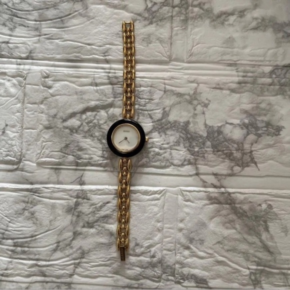Gorgeous Gucci Bezel Watch Bracelet in 14K Gold plated - Picture 4 of 6